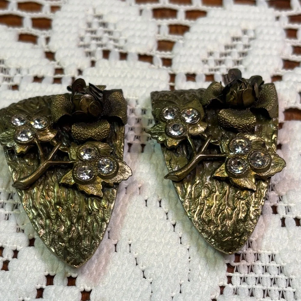 Vintage floral brass dress clips - Picture 2 of 8